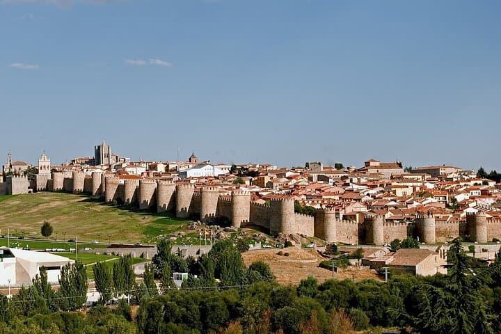 De Madrid à Porto jusqu'à 3 arrêts : Ávila, Salamanque et Aveiro image 5