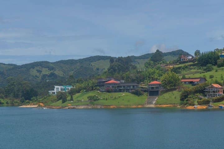 Excursion privée d'une journée de Medellín à Guatapé et au rocher El Peñol image 6