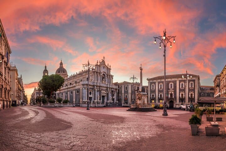 Catania privada de noche: calles de piedra de lava y luces junto al mar imagen 6