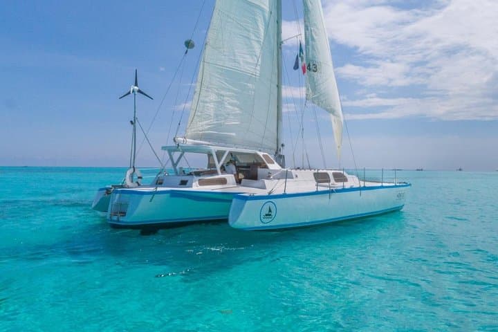 Isla Mujeres en catamarán con esnórquel y club de playa imagen 6
