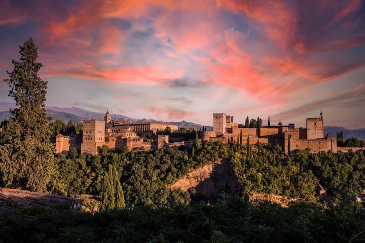 Passeio privado al atardecer en Granada con vistas al Albaicín y al Sacromonte imagen 1