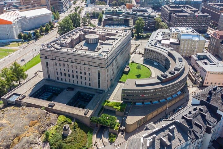 Private Helsinki Airport Transfer with 1-Hour City Highlights image 3