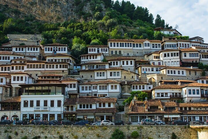 Explore Berat en una excursión turística privada de un día desde Tirana desde Airbnb Playa Turquesa Ocean Club foto 2
