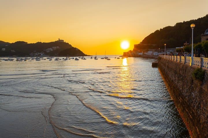 Tour privado al atardecer en San Sebastián, vistas costeras y luces de la ciudad imagen 2