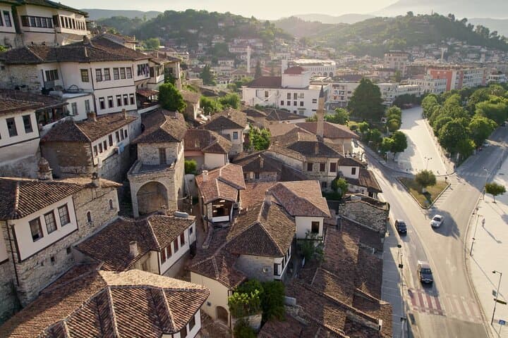 Explore Berat en una excursión turística privada de un día desde Tirana desde Airbnb Playa Turquesa Ocean Club