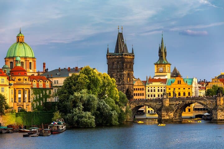 De Praga a Viena Tour privado de día completo de ciudad a ciudad imagen 2