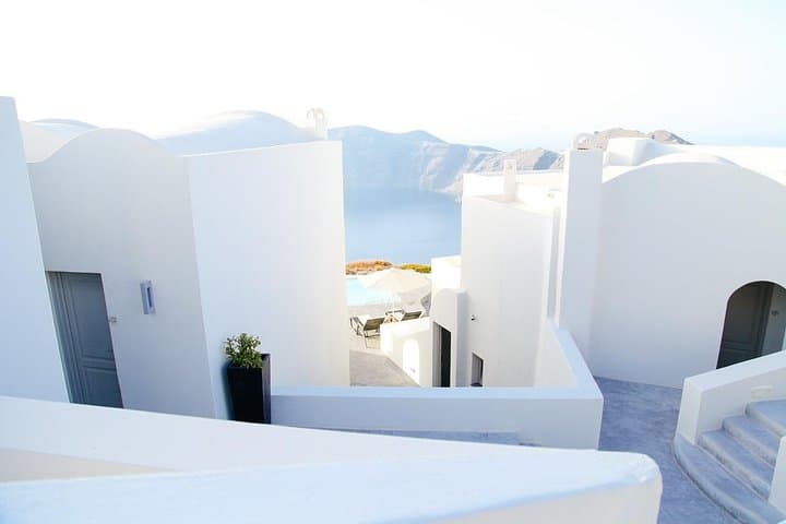 Visite privée d'une journée à Santorin avec un local image 3