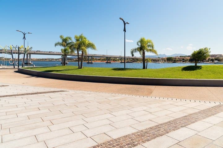 Visite de la ville d'Olbia avec vue sur le centre historique et la côte image 3