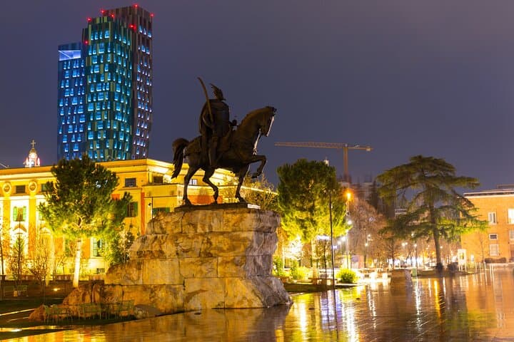 Tour privado nocturno por lo más destacado de la ciudad de Tirana desde Airbnb Playa Turquesa Ocean Club foto 4