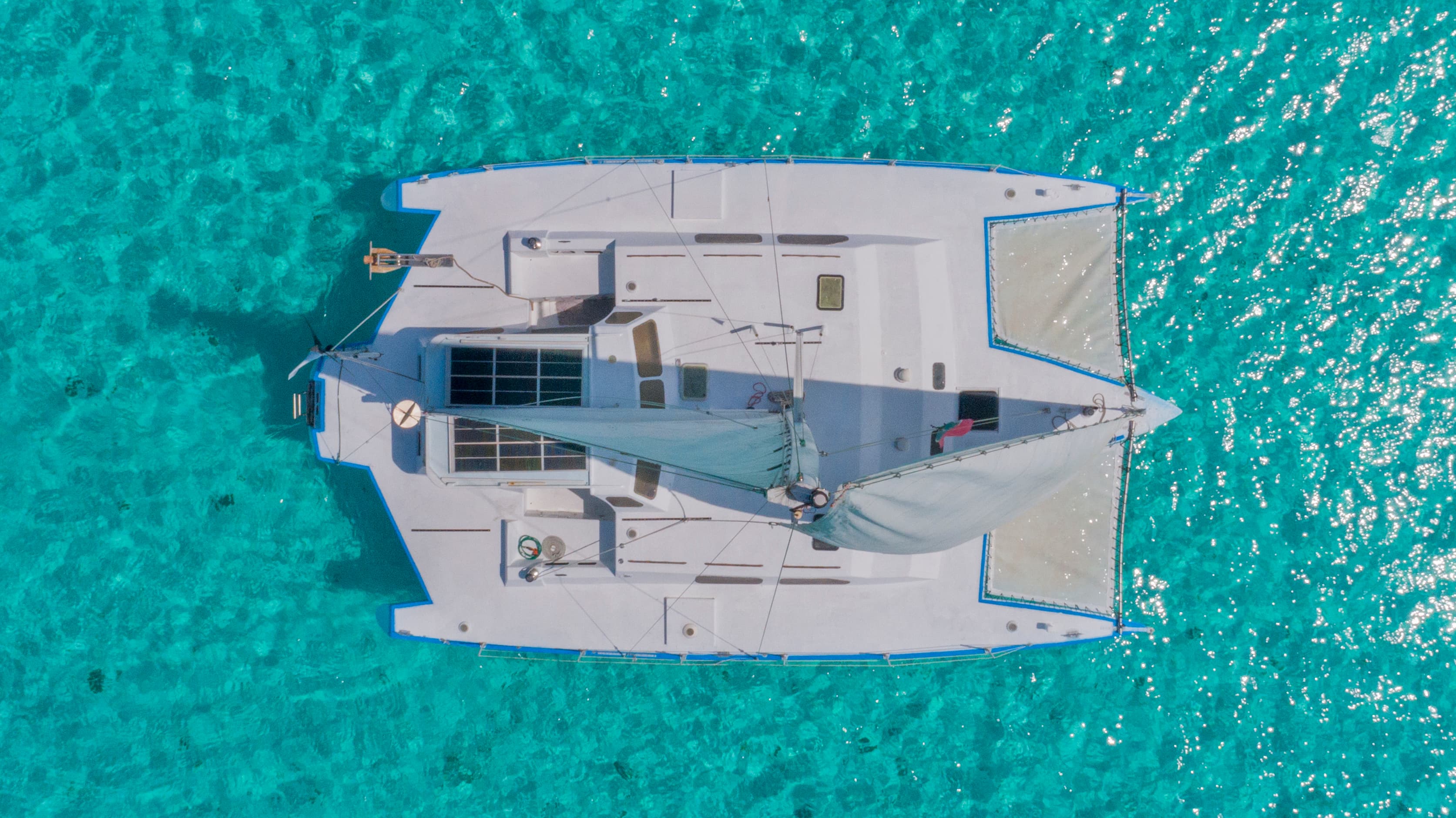 Isla Mujeres en catamarán con esnórquel y club de playa imagen 3