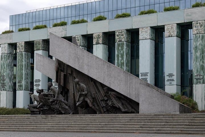 Levantamiento de Varsovia y visita privada a los monumentos conmemorativos de la Segunda Guerra Mundial y la ciudad renacida desde Airbnb Playa Turquesa Ocean Club