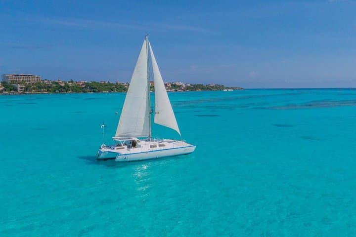 Isla Mujeres en catamarán con esnórquel y club de playa