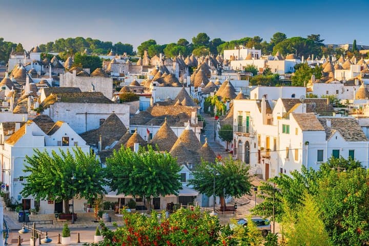 Tour privado desde Bari en Alberobello y Polignano a Mare desde Airbnb Playa Turquesa Ocean Club