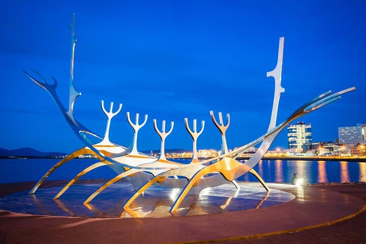 Reikiavik de noche: monumentos iluminados y encanto costero desde Airbnb Playa Turquesa Ocean Club foto 3