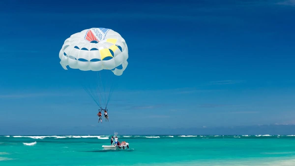 Aventura en Parasailing en Punta Cana desde Airbnb Playa Turquesa Ocean Club foto 2