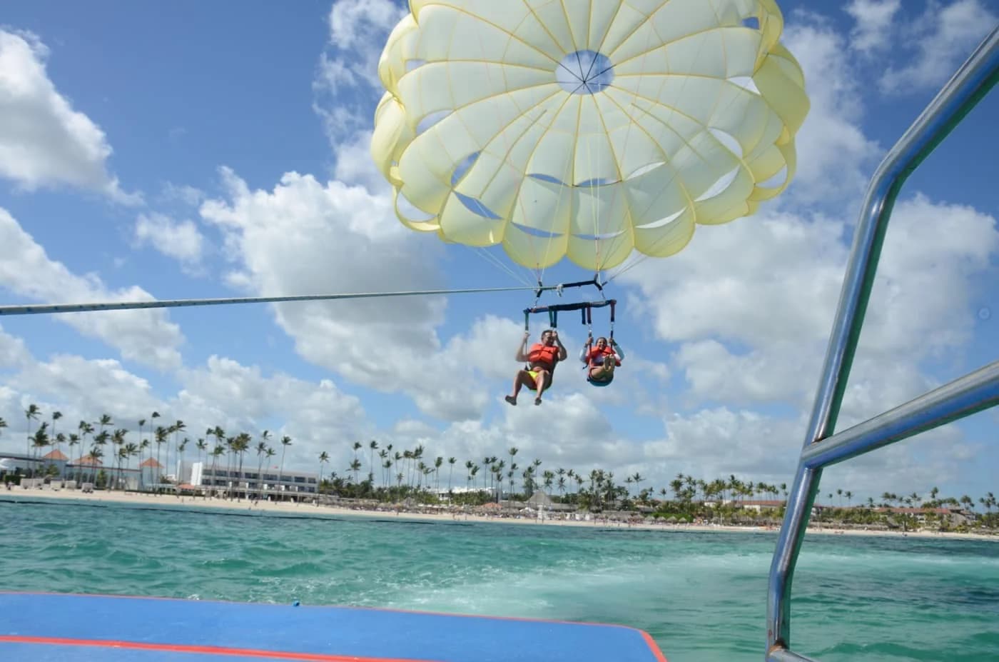 Aventura en Parasailing en Punta Cana desde Airbnb Playa Turquesa Ocean Club foto 5