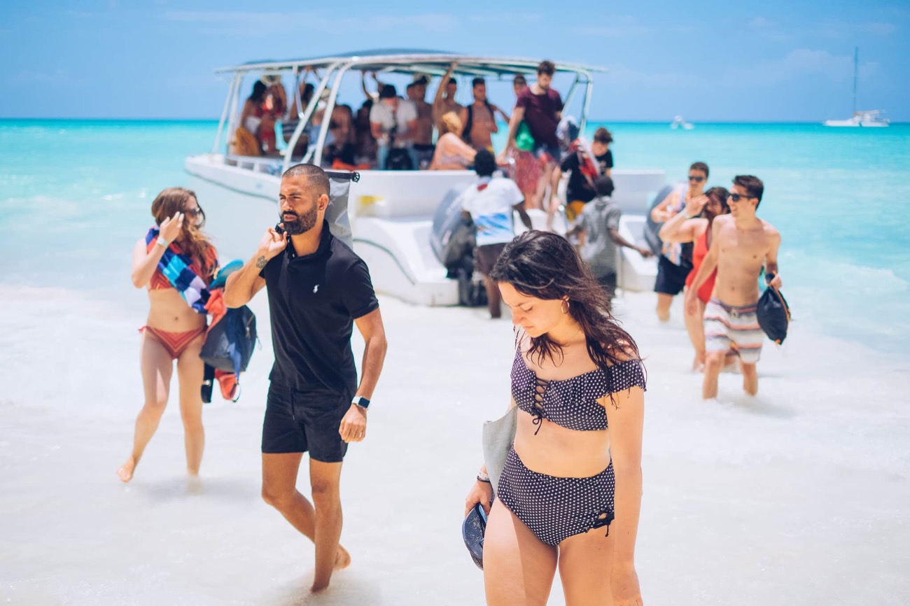 Saona Island Day Trip by Speedboat and Catamaran in Bayahibe and La Romana