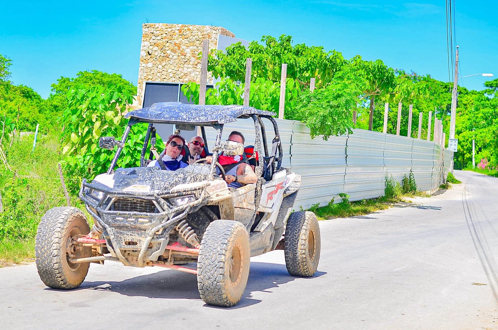 Aventura en buggy doble en Punta Cana con baño en cueva